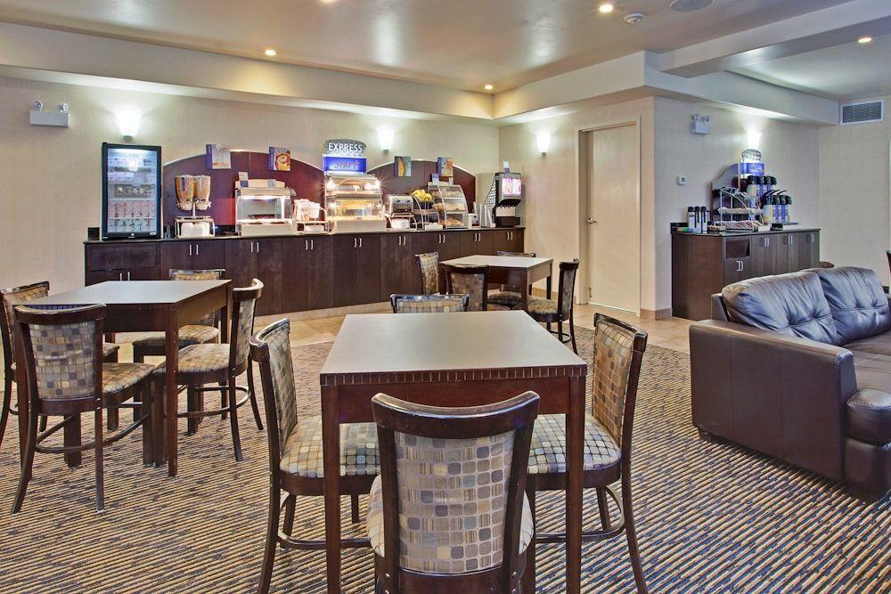 Holiday Inn Express Yorkton East By Ihg Exterior photo